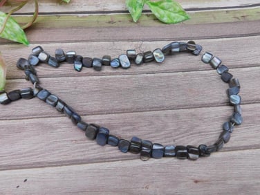 Mother-of-Pearl Beads With Iridescent Finish