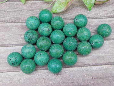 Set of 20 Green Round Beads with Pre-Drilled Holes