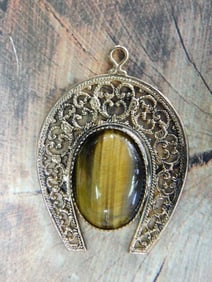 TIGERS EYE HORESHOE PENDANT ROCK STONE LAPIDARY SPECIMEN