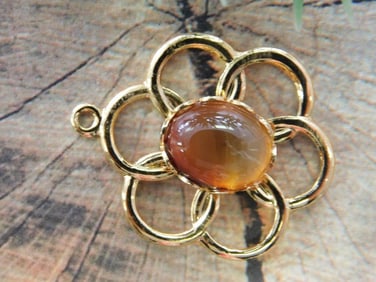 CARNELIAN FLOWER PENDANT ROCK STONE LAPIDARY SPECIMEN