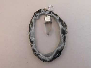 GEODE SLICE PENDENT WITH QUARTZ CRYSTAL ROCK STONE LAPIDARY SPECIMEN