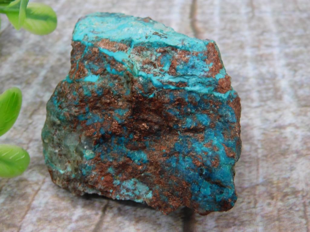 Chrysocolla Specimen, 43 Grams: This lot features a raw stone specimen containing copper and turquoise compositions. The specimen weighs 43 grams and displays a mix of copper coloring with vibrant turquoise. Ideal for geological ent