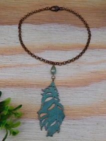 FEATHER PENDANT ON CHAIN NECKLACE