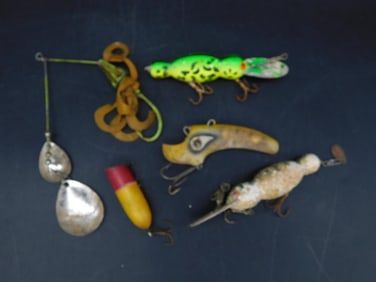 VINTAGE FISHING LURES ANTIQUE