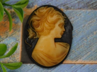 Oval Cameo Brooch/Pendant with Woman?s Portrait