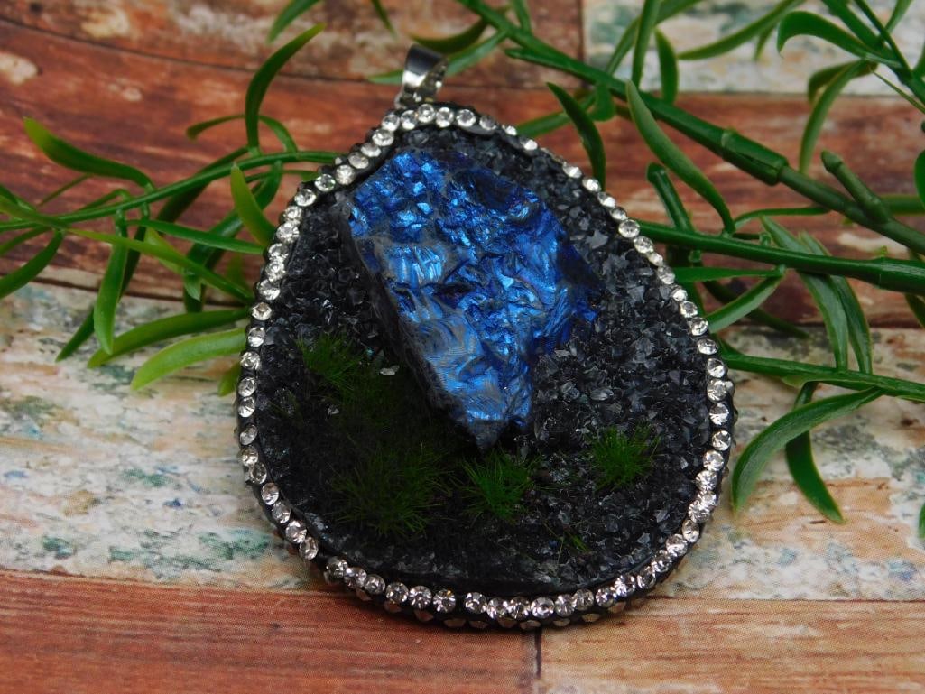 GEODE AND TITANIUM SCENE PENDANT ROCK STONE LAPIDARY SPECIMEN: GEODE AND TITANIUM SCENE PENDANT ROCK STONE LAPIDARY SPECIMEN