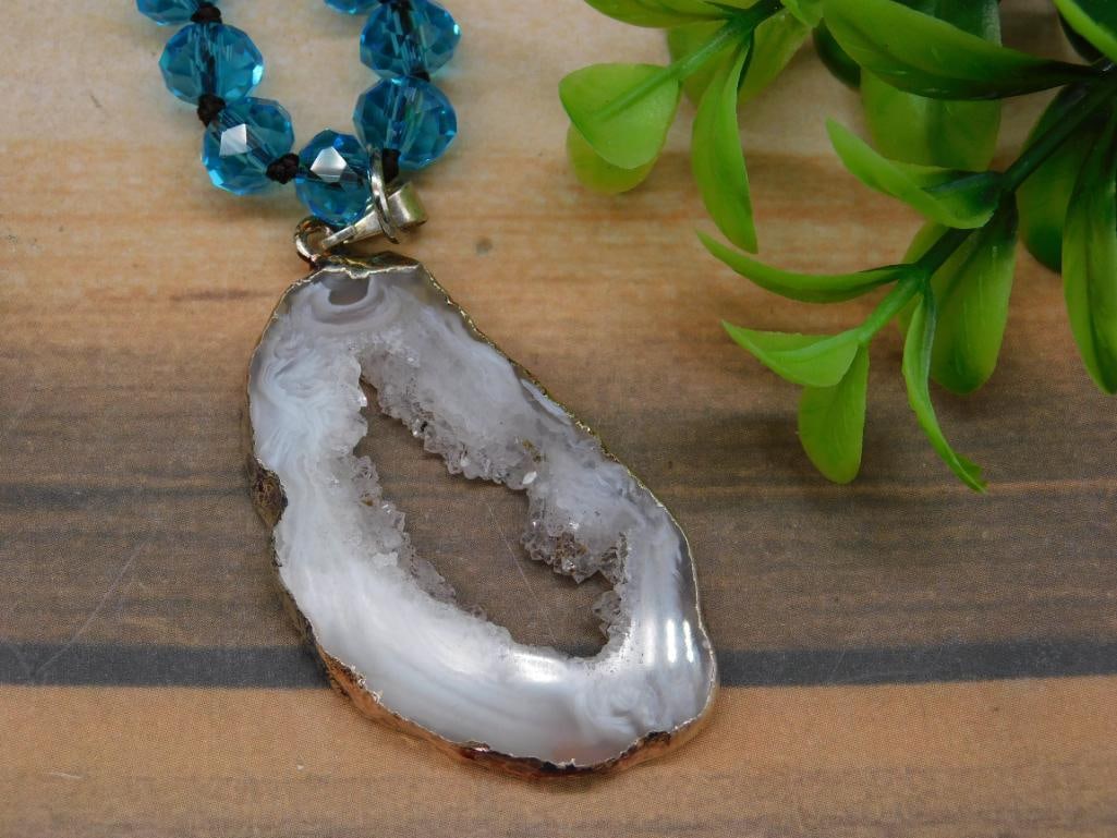 AGATE SLICE PENDANT ON SPARKLE BEAD NECKLACE: AGATE SLICE PENDANT ON SPARKLE BEAD NECKLACE