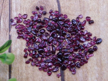 GARNET ROCK STONE LAPIDARY SPECIMEN
