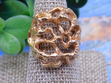 GOLD TONE HAMMERED RING