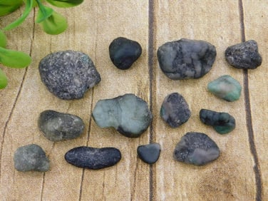 ROUGH EMERALD ROCK STONE LAPIDARY SPECIMEN