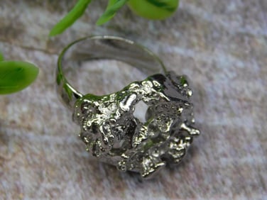 HAMMERED SILVER TONE RING