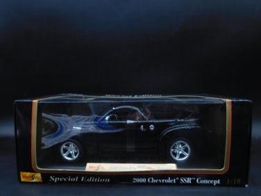 Maisto 1:18 Scale 2000 Chevrolet SSR Concept Model