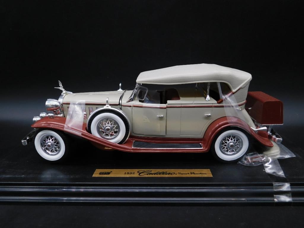 1932 Cadillac Model Car with Display Case (1 of 3)