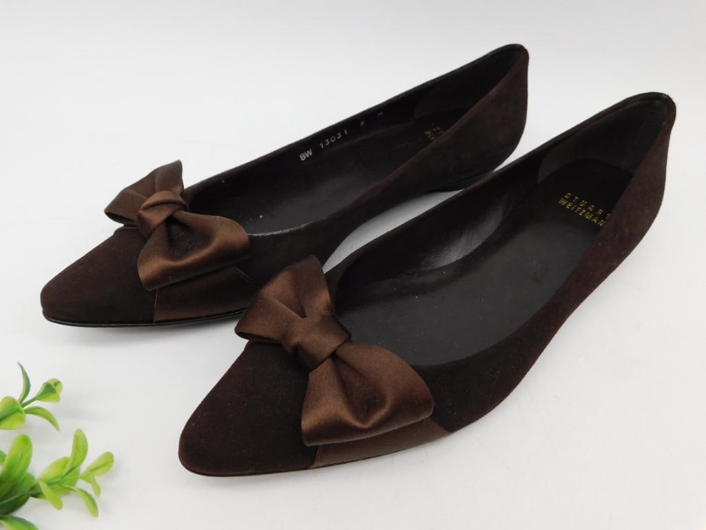 Stuart Weitzman Brown Suede Flats with Bow Detail: Pair of brown suede flats by Stuart Weitzman featuring a delicate bow detail on the front. Labeled as size 8M and style number BW 13031. Made in Spain with leather soles. Marked Stuart Weitzman in gol