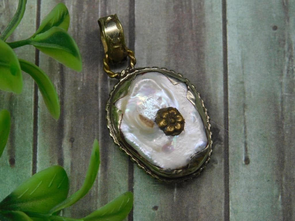 BAROQUE PEARL PENDANT ROCK STONE LAPIDARY SPECIMEN: BAROQUE PEARL PENDANT ROCK STONE LAPIDARY SPECIMEN