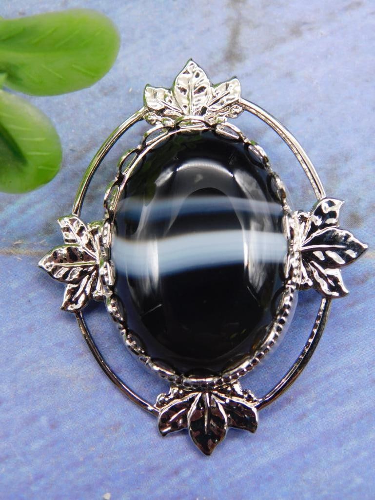 BANDED AGATE BROOCH ROCK STONE LAPIDARY SPECIMEN: BANDED AGATE BROOCH ROCK STONE LAPIDARY SPECIMEN