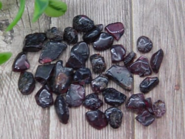 GARNET ROCK STONE LAPIDARY SPECIMEN