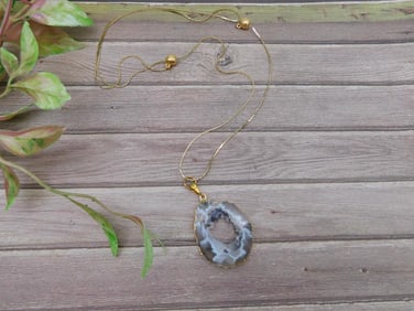 Gold-tone necklace with agate geode pendant