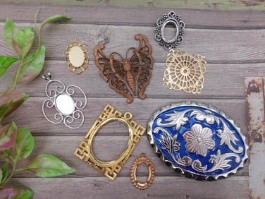 Mixed Lot of Decorative Metal Frames and Findings