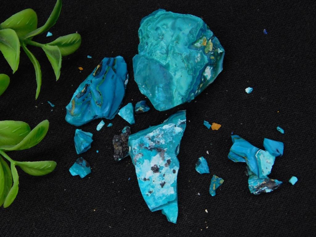 CHRYSOCOLLA ROCK STONE LAPIDARY SPECIMEN: This is a lot of raw blue rock and mineral specimens. The total weight of the lot is 20 grams. The pieces showcase variations in texture and coloration. Ideal for collectors, educational purposes, or 