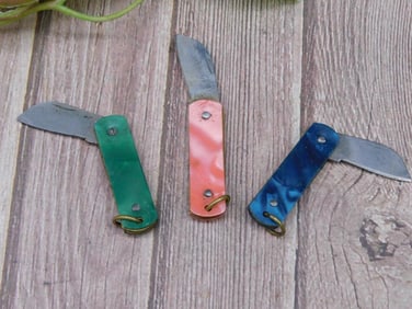 Set of 3 Miniature Pocket Knives in Assorted Colors