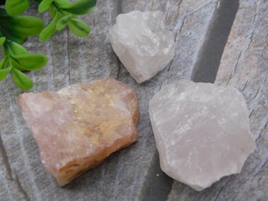 ROSE QUARTZ ROCK STONE LAPIDARY SPECIMEN