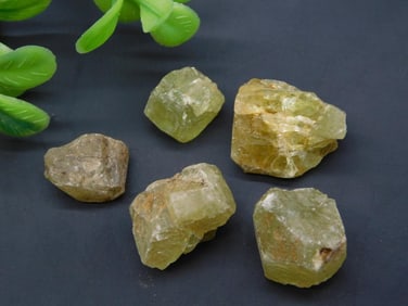 GREEN APATITE ROCK STONE LAPIDARY SPECIMEN