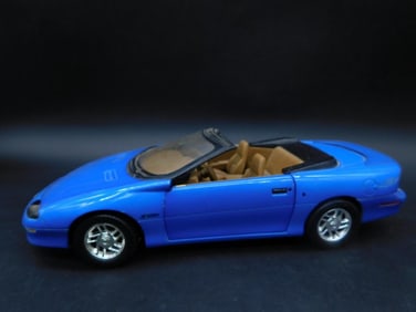 1:25 Scale Blue Convertible Model Car with Opening Features