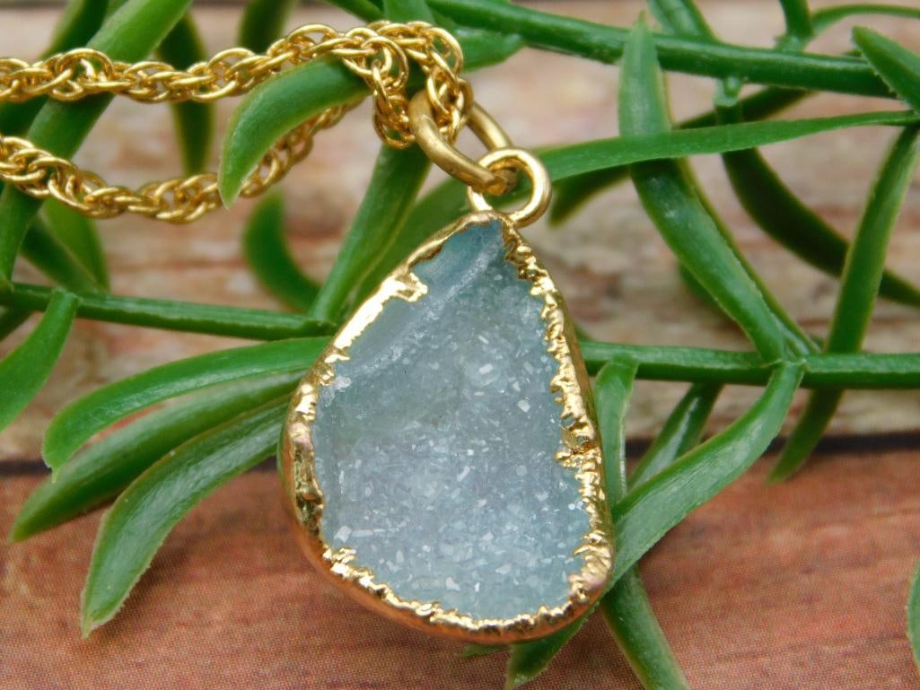 DRUZY QUARTZ PENDANT NECKLACE ROCK STONE LAPIDARY SPECIMEN: DRUZY QUARTZ PENDANT NECKLACE ROCK STONE LAPIDARY SPECIMEN