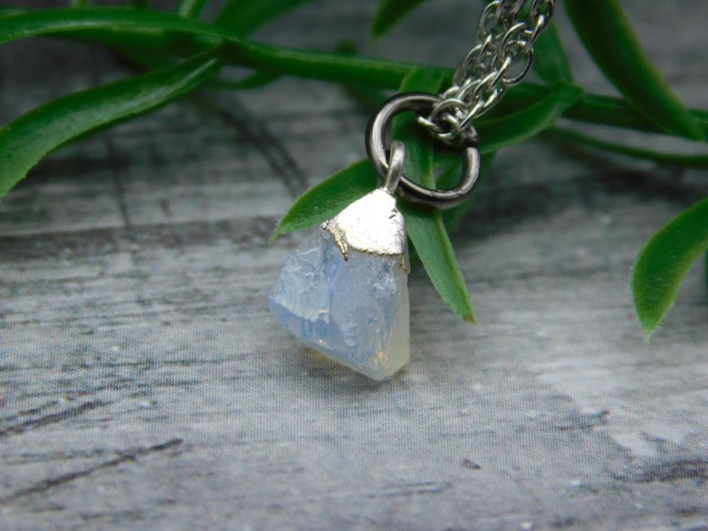 QUARTZ PENDANT NECKLACE ROCK STONE LAPIDARY SPECIMEN: QUARTZ PENDANT NECKLACE ROCK STONE LAPIDARY SPECIMEN