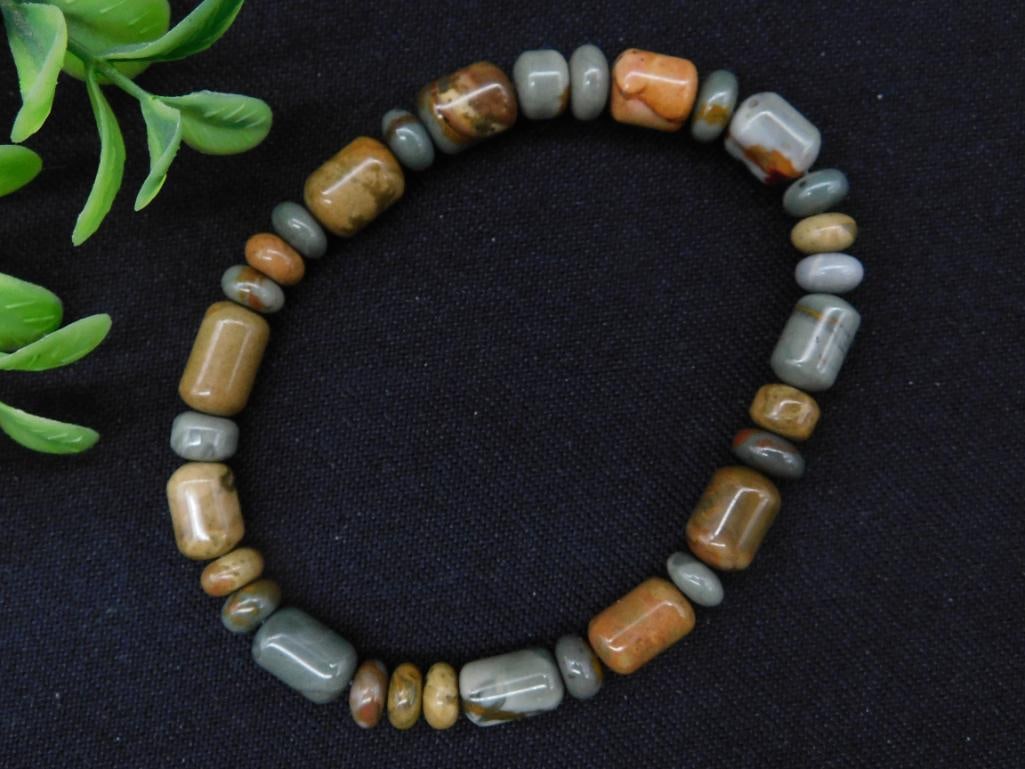 BEADED BRACELET ROCK STONE LAPIDARY SPECIMEN: BEADED BRACELET ROCK STONE LAPIDARY SPECIMEN