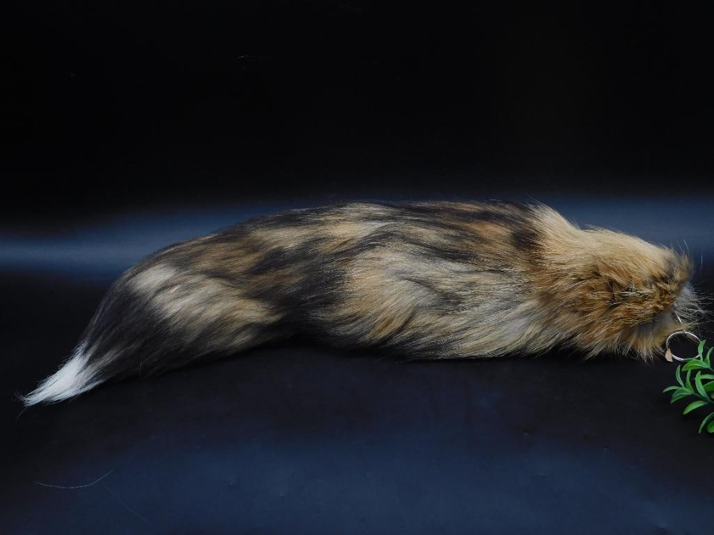 Natural Fox Fur Tail Keychain Accessory: This is a natural fox fur tail accessory, featuring realistic fur patterns and textures. It comes equipped with a keyring and attachment loop for easy use. The tail is displayed alongside a ruler in t