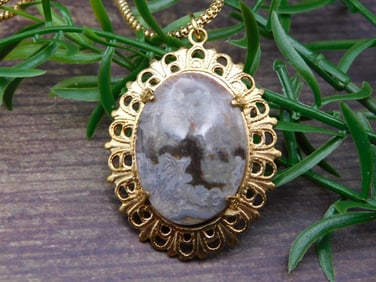 NECKLACE ROCK STONE LAPIDARY SPECIMEN