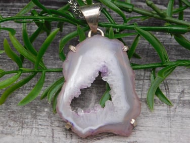 NECKLACE ROCK STONE LAPIDARY SPECIMEN