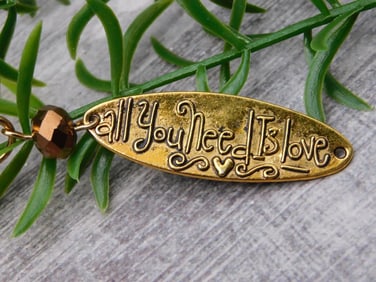 NECKLACE ROCK STONE LAPIDARY SPECIMEN