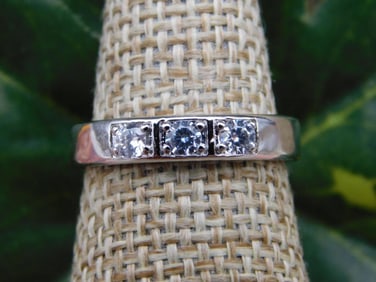 RING ROCK STONE LAPIDARY SPECIMEN