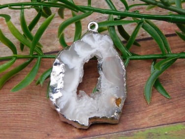 PENDANT ROCK STONE LAPIDARY SPECIMEN