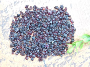 GARNET ROCK STONE LAPIDARY SPECIMEN