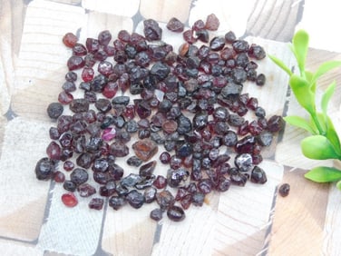 GARNET ROCK STONE LAPIDARY SPECIMEN