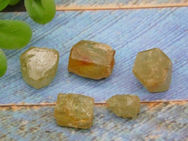 GREEN APATITE ROCK STONE LAPIDARY SPECIMEN