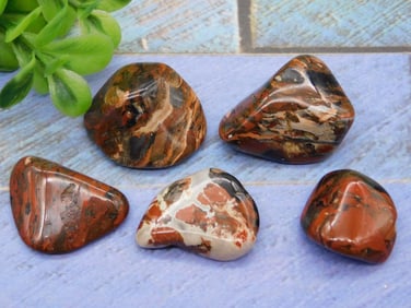 MUGGLE STONE ROCK STONE LAPIDARY SPECIMEN