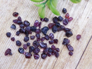 GARNET ROCK STONE LAPIDARY SPECIMEN