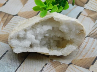 GEODE ROCK STONE LAPIDARY SPECIMEN