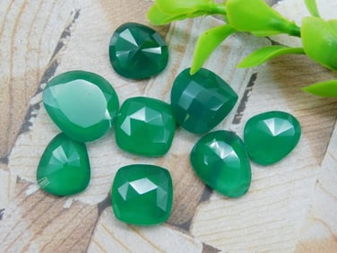 GREEN ONYX ROCK STONE LAPIDARY SPECIMEN