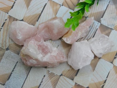 ROSE QUARTZ ROCK STONE LAPIDARY SPECIMEN