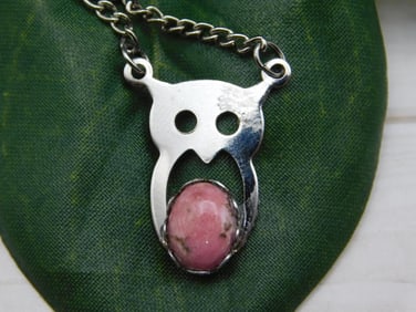 RHODONITE OWL PENDANT NECKLACE ROCK STONE LAPIDARY SPECIMEN