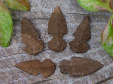 HAND KNAPPED ARROWHEAD ROCK STONE LAPIDARY SPECIMEN