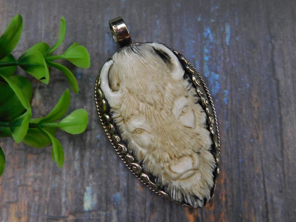 CARVED BONE BISON PENDANT ROCK STONE LAPIDARY SPECIMEN: CARVED BONE BISON PENDANT ROCK STONE LAPIDARY SPECIMEN