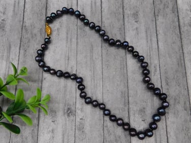 BLACK PEARL NECKLACE