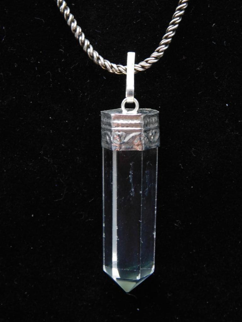 QUARTZ PENDANT ON STERLING SILVER CHAIN NECKLACE: QUARTZ PENDANT ON STERLING SILVER CHAIN NECKLACE